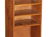 un gros plan d'une bibliothèque en bois sur fond blanc