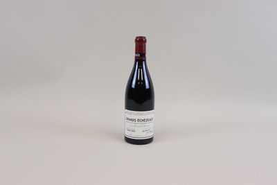 une bouteille de vin posée sur une table blanche