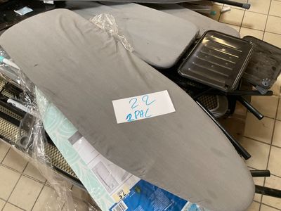une planche de surf avec un autocollant dessus, posée par terre