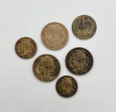 un groupe de pièces posées les unes à côté des autres sur une table