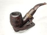 une pipe posée sur un support, sur une table
