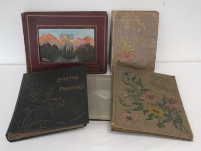 trois livres sont posés les uns à côté des autres sur une surface blanche
