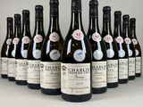 plusieurs bouteilles de vin sont alignées sur une table