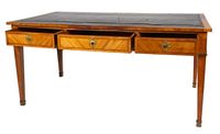 Bureau plat en bois de placage, ornementation en laiton doré… (photo 2)