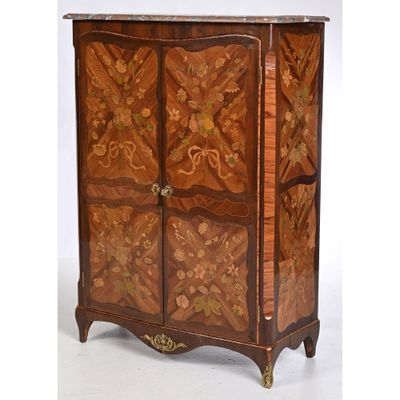 une image représentant une armoire en bois ornée d'un motif floral