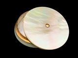 deux morceaux de coquillage blanc bordés d'or sur fond noir