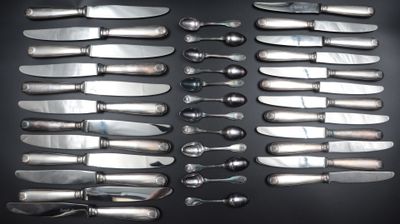 a lot of knives that are sitting on a table
