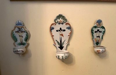 trois vases décoratifs accrochés au mur les uns à côté des autres
