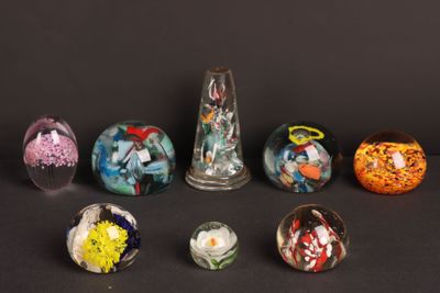 un grand nombre de vases en verre posés sur une table