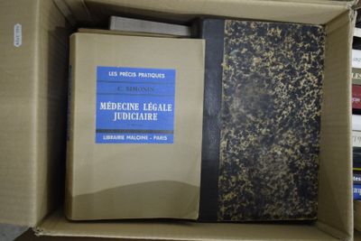un livre dans une boîte posé sur une table