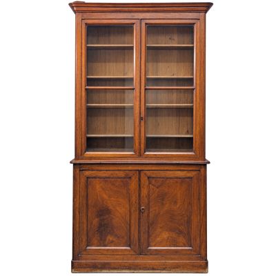 une bibliothèque en bois à deux portes, dont l'une est vitrée