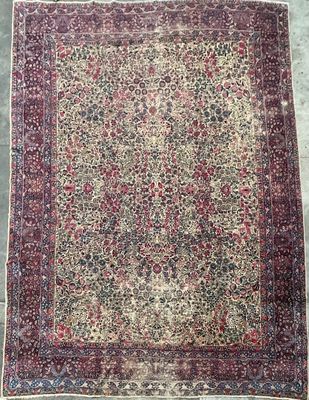 un tapis persan ancien orné d'un motif floral sur fond gris