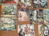 de nombreux tableaux posés par terre dans cette pièce