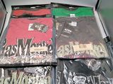 de nombreux t-shirts rangés ensemble dans une boîte