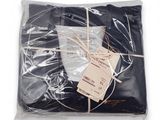 un gros plan sur un sac en tissu noir muni d'une étiquette