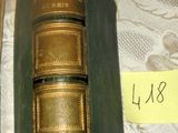 un livre posé sur une table à côté d'un stylo