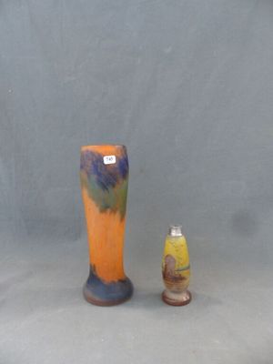 deux vases posés l'un à côté de l'autre sur une surface grise