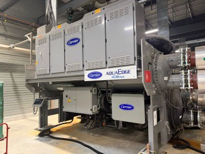 une grande machine installée dans un bâtiment