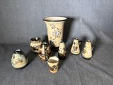 un groupe de vases posés sur une table