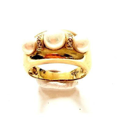 bague en or jaune ornée de perles et de diamants sur fond blanc