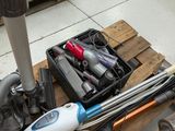 une caisse à outils posée sur une palette au sol