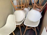 le nombre de chaises qui sont assises ensemble dans une pièce