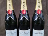 trois bouteilles de champagne posées sur une table