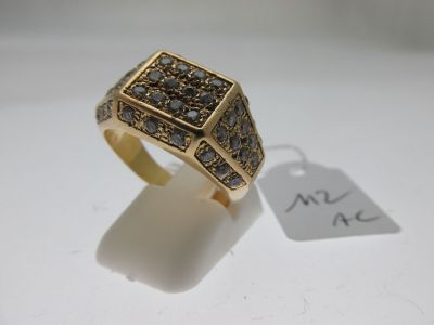 un gros plan d'une bague en or sertie de diamants noirs