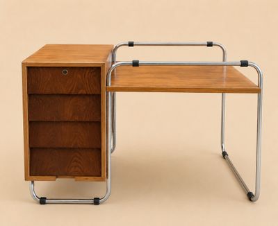 un bureau avec un tiroir et une chaise posée dessus