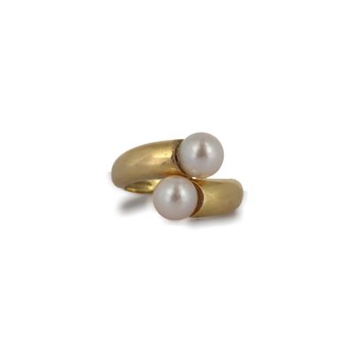 une image représentant une bague en or ornée de deux perles
