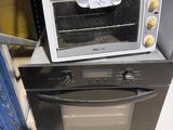 un four grille-pain posé sur une étagère dans un magasin