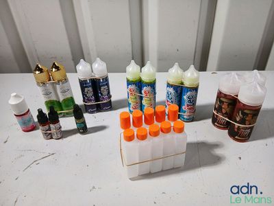 de nombreuses bouteilles et encore des bouteilles de liquide posées sur une table