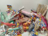 un assortiment de bonbons et de barres chocolatées dans une boîte