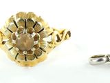 une image représentant une bague en or et une bague en diamant posées sur une surface blanche