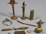un grand nombre d'objets posés sur une table