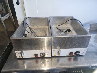 deux friteuses posées sur une table dans une cuisine