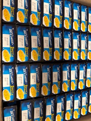 de nombreuses boîtes de conserves sur les rayons du magasin