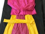 une robe et une veste violettes et jaunes sur fond blanc