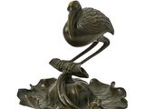 une image représentant une statue d'un oiseau perché sur une feuille