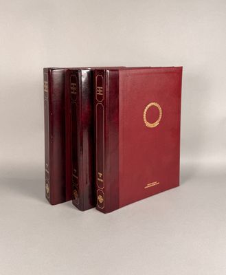 deux livres rouges posés l'un sur l'autre sur une surface blanche