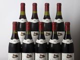 six bouteilles de vin sont alignées sur une table