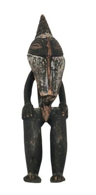 l'image d'une statue en bois représentant un homme avec un chapeau sur la tête