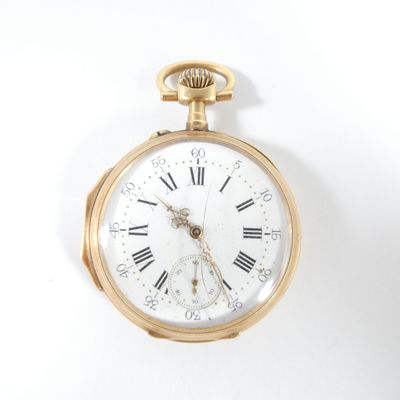 une montre de poche en or avec des chiffres romains sur le cadran