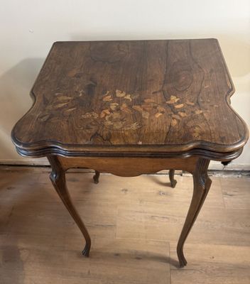 une petite table avec un plateau en bois sur un sol en bois dur