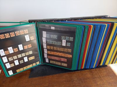 plein de chemises de différentes couleurs posées sur une table