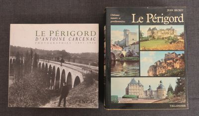 deux livres posés l'un à côté de l'autre sur une table