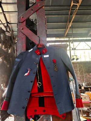 un manteau accroché à une tringle dans un immeuble