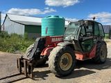 un tracteur garé sur le bord de la route