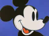 une image représentant un dessin de Mickey Mouse sur fond bleu
