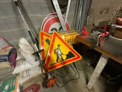 un panneau jaune et rouge posé sur une table en bois
